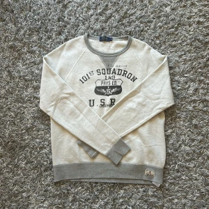 Ralph lauren crewneck  - Säljer nu denna sjukt snygga ralph lauren crewnecken🤩 perfekt till vintern och är i väldigt bra skick🔝 Strl M (passar S) Mitt pris 449👍🏼 hör av vid några funderingar! 