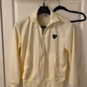 Cdg zip hoodie - En fin beige zip hoodie från comme des garçons. Storlek M men sitter mer som storlek S. 