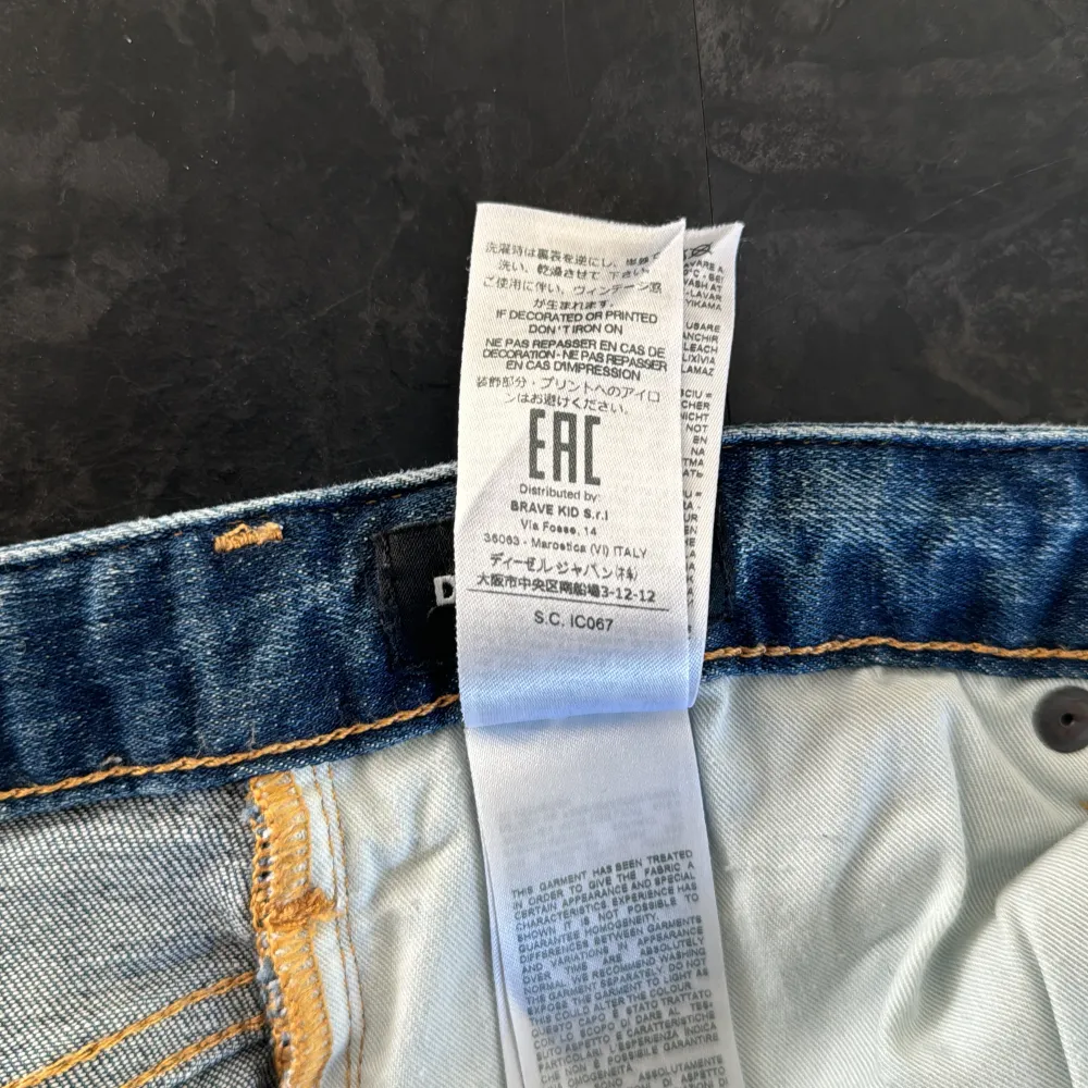 Dsquared jeans i storleken 16Y. De är äkta, kvitto finns. Passar runt 160-165. Jeans & Byxor.