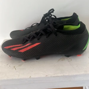 Fotbollsskor  - Tja! Säljer dom har riktigt sköna skorna. Dom är använda 1 gång och är i väldigt bra skick storlek 43. 