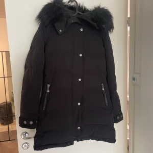 Hollies subway 36 - Endast använd 1 vinter, så nästan i helt nyskick. Jätte fin jacka men säljer eftersom den blivit för liten för mig.