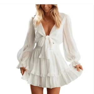 Säljer denna jättefina klänningen från dressy - Storlek L Lite missfärgning vid bröstet men syns inte så bra men annars är den fin