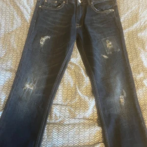 Jeans från pull and bear - Mörka Jeans från pull and bear. Helt nya aldrig använt. Prislappen fortfarande på. Storlek eur 44.