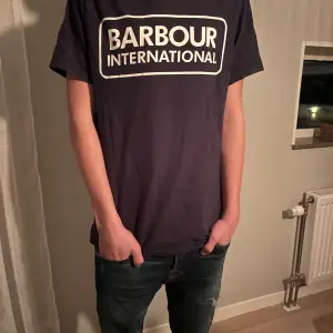 Tjenare,säljer nu min T-shirt från barbour i färgen blå.strlk Xs, säljer för 249kr kan gå ner.hör av vid frågor och funderingar🙌