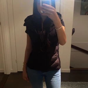 Zara väst - Säljer denna snygga och eleganta väst för ett super pris! Kan gå ner till Max 200
