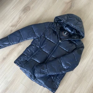 Save The Duck jacka  - Säljer en Save The Duck jacka som är i ett bra skick! Jackan är i storlek M! Finns en liten defekt på insidan som man inte tänker på eller syns alls!  Hör gärna av dig om du har frågor!