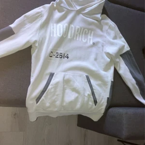 Hoodrich tröja, Storlek S  - Hej, säljer denna hoodrich tröja pågrund av att jag inte använder den och den bara ligger i garderoben, vill få bort den så snabbt som möjligt. 