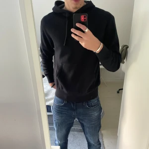 Stickad Zara hoodie - Slutsåld stickad zara hoodie i jättebra skick. Använd 3-4 gånger då den tyvärr var förliten för mig. 