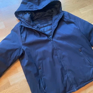 Massimo Dutti Jacka - Hej, säljer nu denna ärvda Massimo Dutti jackan då det inte var min storlek. 🙂Jackan är i nyskick och är perfekt inför de kalla vädret, ❄️om du har några funderingar så tveka inte att höra av dig💯