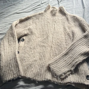 Stickad tröja  - Stickad beige tröja med knappar i sidan strl S