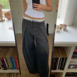 Zara kostymbyxor - Supersnygga kostymbyxor med insydd boxer-rand! Kommer tyvärr inte till användning, de är uppsydda i benen men passar mig perfekt i längden som är 169 cm lång och de går ner till marken på mig, de är i storlek 36 och passar mig som har midjemått 80🫶