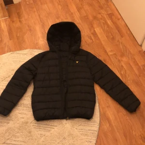 Vinterjacka  - Hej, säljer ett en vinter jacka i färgen svart.
