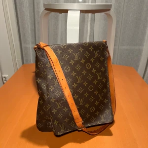 Louis Vuitton Musette Salsa Crossbody Axelremsväska  - Skick: 4/5. Har fler detaljerade bilder som jag kan skicka!, får endast plats med 5 här. Har en utförlig beskrivning också som inte får plats på annonsen som jag gärna kan skicka. Bevis på att den är äkta finns. Datumkod: AS1011. Butikpris: 17 000kr