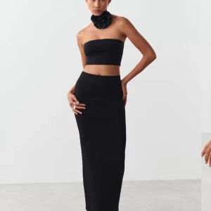 Kjol gina tricot - En lång svart kjol i storlek S från gina. Kjolen är i väldigt mjukt material och bekväm att ha på sig, den är även sparsamt andvänd och i fint skick