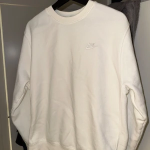 Nike sweatshirt Stl. M - Fint skick, inhandlades i somras, knappt använd. Jag är 189cm, storlek M. Skynda fynda!