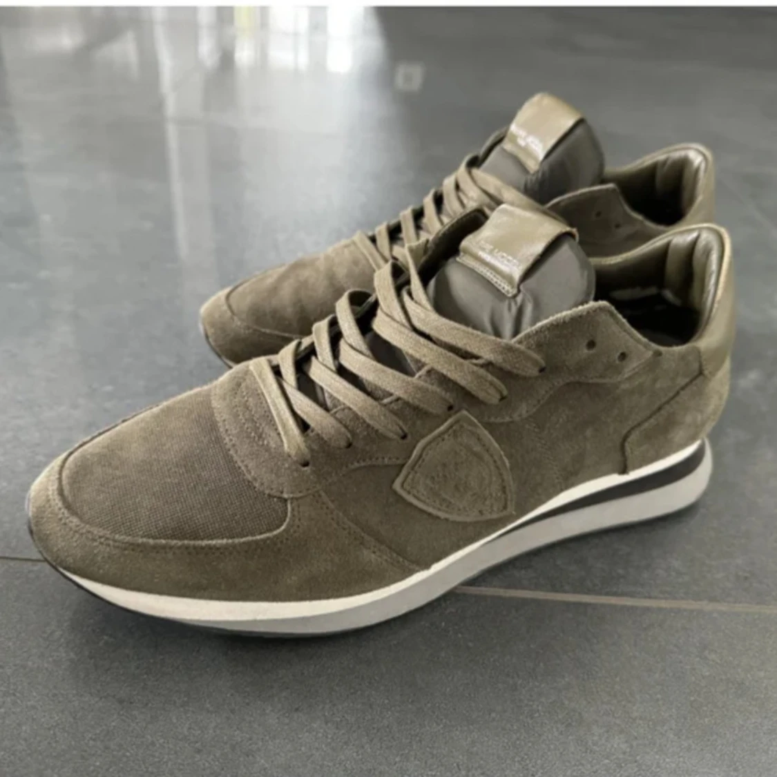 Beige sneakers från Philippe Model