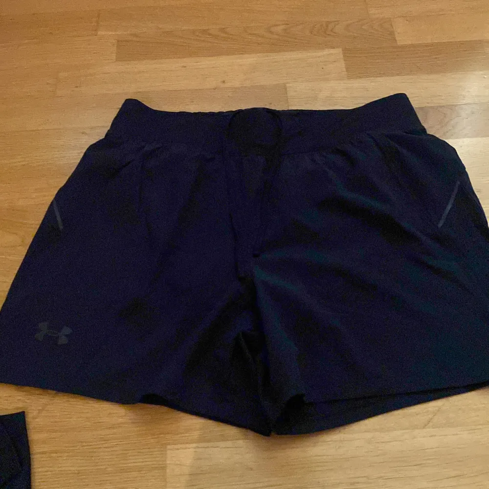 Svarta loose fit tränings shorts - under Armour speed pocket i funktions material . Sportswear.