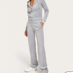 Juicy couture byxor - Pyttelite slitna längst ner(skriv för bilder) men annars är dom som nya💞