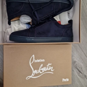 Louboutin - Storlek 43 Jag säljer mina loubs för jag inte använder de mycket och för att de tar upp plats de är ganska nya köpt för 2 veckor sedan från deras hemsida använda kanske 2 gånger