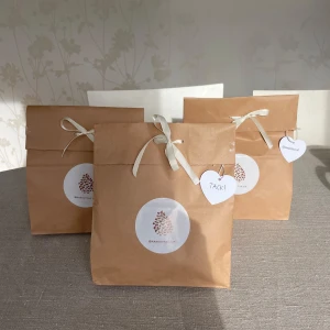 3 påsar braskottar - Miljövänliga och säkra braständare gjorda av kottar och 100% återvunnet stearin! Våra kottar brinner rikligt och länge, allt som behövs för en mysig kväll 🪵🕯️ 🤍 20 kottar per påse, 3 påsar för 225! Hör gärna av dig vid frågor 🤍