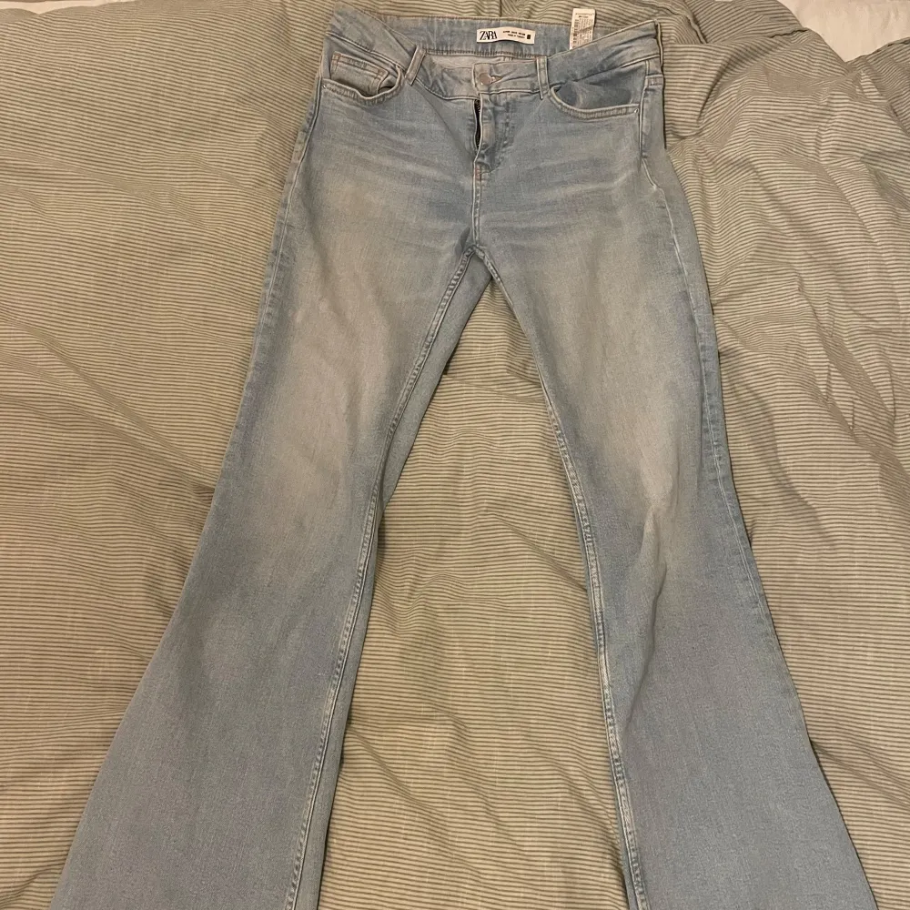 Super fina low waisted bootcut jeans i ljusblå färg. Är i storlek 38. Skriv till mig vid frågor!💕. Jeans & Byxor.