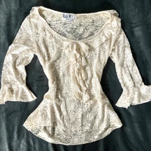 Vintage spetsblus - Vacker vit spets blus, perfekt om du ska klä ut dig till pirat på halloween! Köpt på humana second hand för ca 2-3 år sedan men knappt använd. Storlek är L, den är mer som en M men säljer då den inte passar mig 