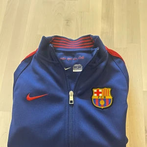 Barca hoodie - Säljer nu en riktigt snygg barca kofta från Nike. Koftan är i väldigt bra skick men passar inte längre.