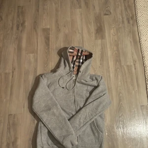 Burberry zip hoodie Storlek M - Burberry zip hoodie Storlek M Använt fåtal gånger  Pris kan diskuteras vid snabb affär 