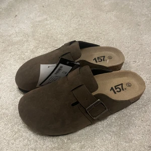 Tofflor - 🎀Lager 157 tofflor 🎀mörkbruna 🎀storlek- 38  🎀ursprungspris- 300 🎀helt nya 🎀säljer då de tyvärr var för små!