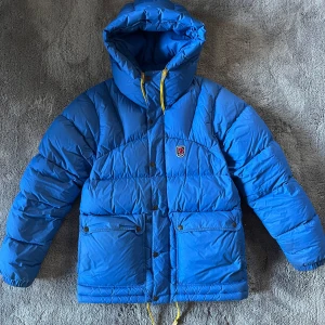 Fjällräven jacka  - Perfekta vinterjackan, köptes på naturkompaniet så den har endast haft en ägare! Stl herr S, är 170cm som referens. Inga defekter, superfint skick. Modellen heter expedition down lite. Nypris 6999kr, kan hämtas i Järfälla eller fraktas 💘💘