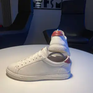 Tjo, säljer ett par fräscha moncler sneakers. Hör gärna av dig kring funderingar. Är flexibel kring priset. 