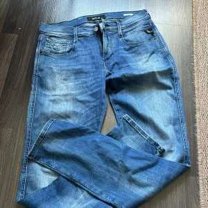 Replay kill jeans  - W30 L 32  ANBASS MODEL PÅ JEANSEN.