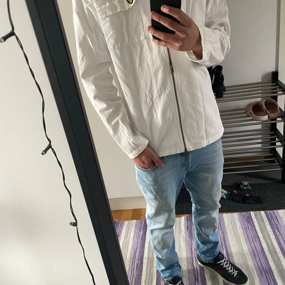 Säljer denna sjukt feta overshirten i storlek M. Overshirten är i väldigt fint skick och sitter väldigt snyggt. Pris kan diskuteras vid snabb affär endast.💰. Takit.