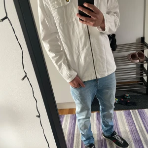 Lyle & Scott Overshirt - Säljer denna sjukt feta overshirten i storlek M. Overshirten är i väldigt fint skick och sitter väldigt snyggt. Pris kan diskuteras vid snabb affär endast.💰