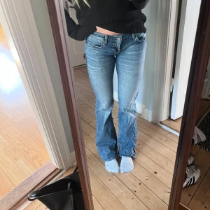 Ltb jeans - Ett par Ltb jeans i modellen roxy. Använda en gång så är som gott som nya. Midjemått: 37 cm. Innerbenslängd: 80 cm. Nypris:915kr. 