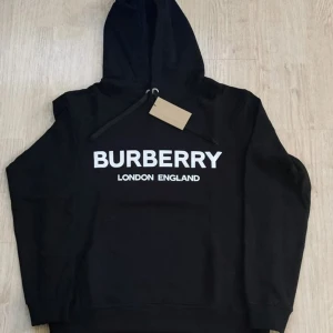 Burberry hoodie - Säljer denna burberry hoodie i strl S, inga defekter Kom dm för frågor och prisförslag Bud: 275