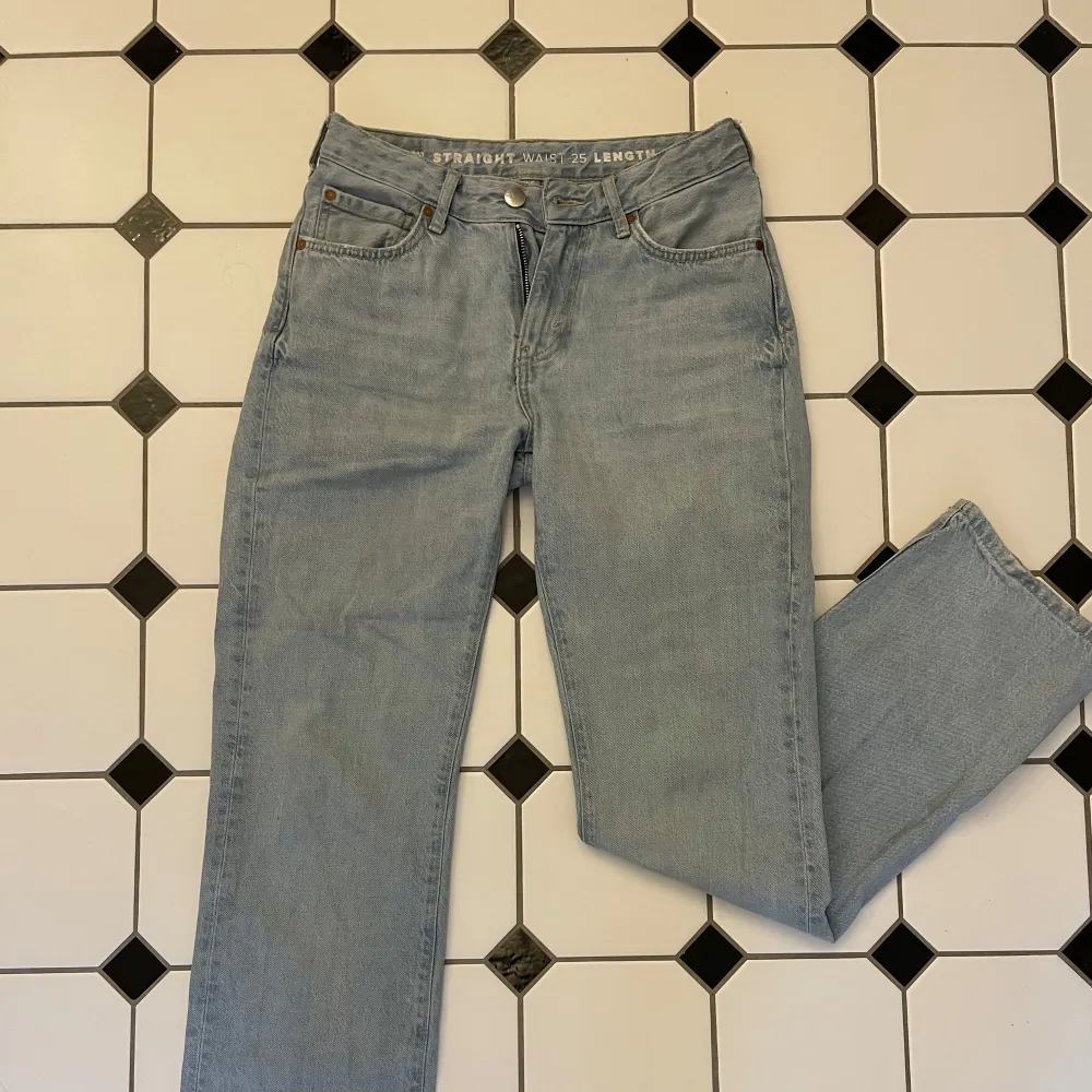 Säljer dessa lågmidjade raka jeans från bikbok i strl W25 L30. Kontakta för fler bilder eller frågor!🫶🏼. Farkut & Housut.