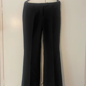 lågmidjade kostymbyxor  - Lågmidjade kostymbyxor i bootcut! sitter jättefint på och är i nyskick då jag endast använt de 1 gång.