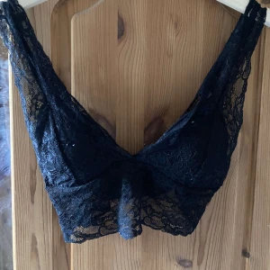 Spetsbh - Spetsbh som är köpt på Lindex för några år sedan, den har blivit för liten så den kommer inte till någon användning. Skulle säga att den är i bra skick. Säljer för 90 kr plus frakt🫶🏻☺️