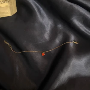 Armband  - Armband med ett rött hjärta på Skriv vid fler frågor  Säljer fler smycken —>