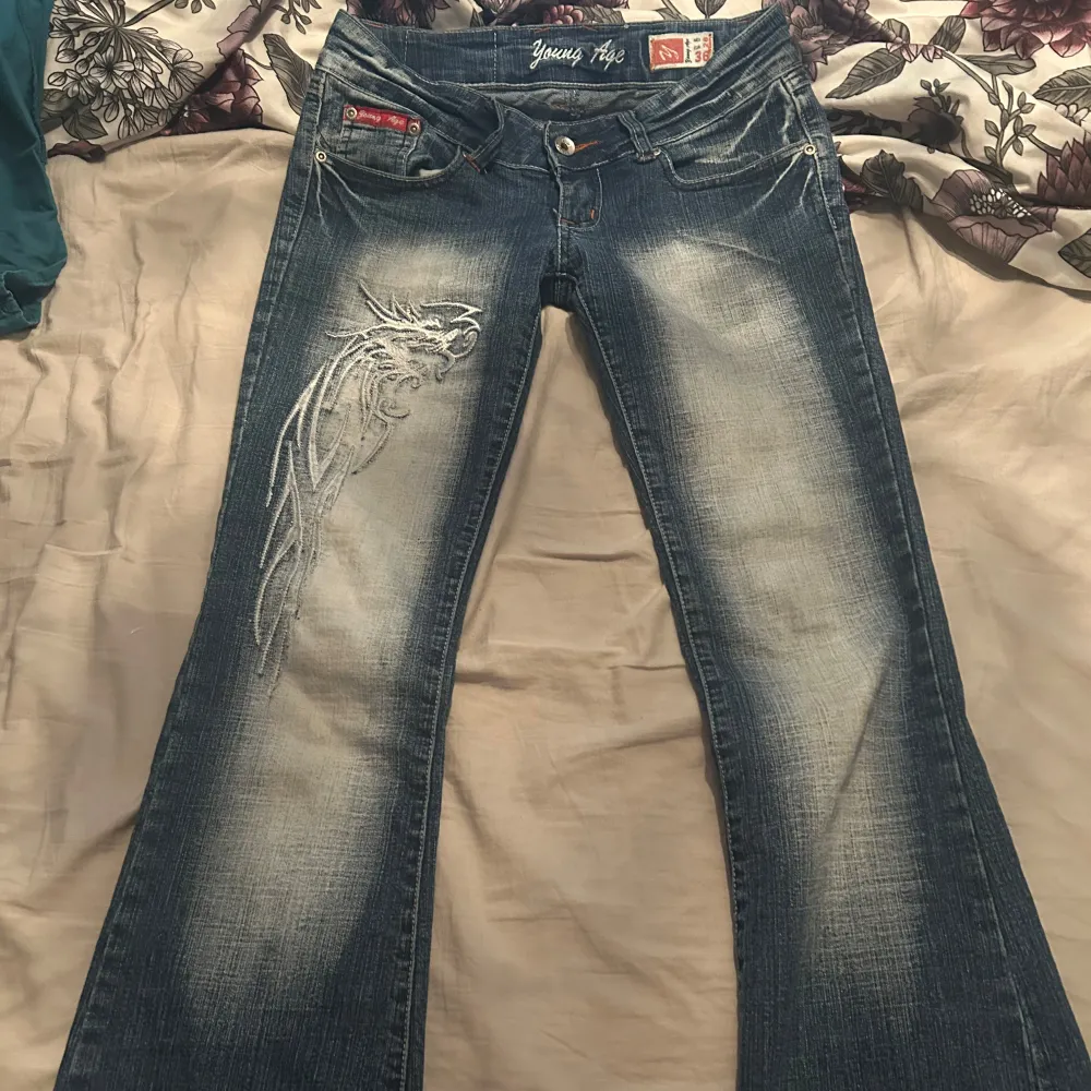 säljer dessa young age jeans. köptes här på plick men tyvärr alldeles för små. köptes för 700kr! pris kan diskuteras vid snabb försäljning . Jeans & Byxor.