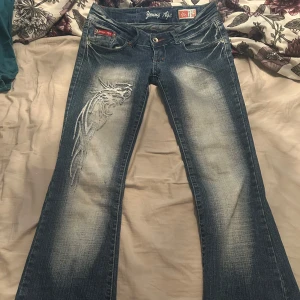 crazy age jeans - säljer dessa young age jeans. köptes här på plick men tyvärr alldeles för små. köptes för 700kr! pris kan diskuteras vid snabb försäljning 