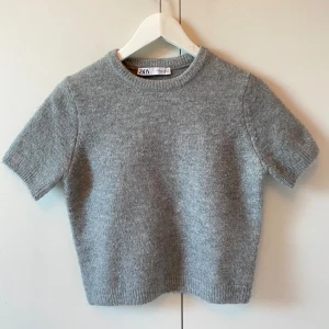 Grå ulltröja från Zara - Säljer denna supermysiga ulltröja från Zara. Tröjan har en klassisk rund hals och är i ett mjukt material som känns skönt mot huden. Perfekt för hösten och för finare tillfälle !