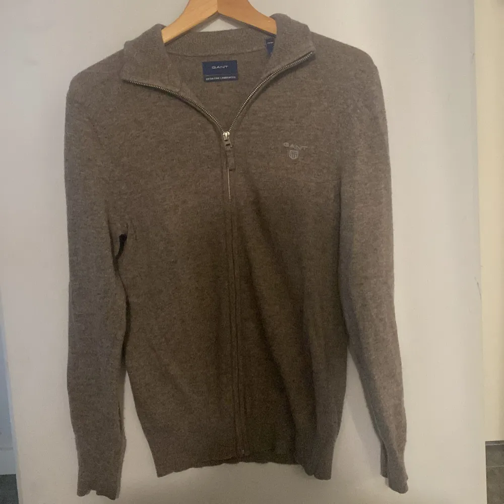 Hej säljer denna zip! Det är storlek 170 och motsvarar xs. Ny pris 1400kr och är använd en gång och ingen skada på zip hoodie. Ny 1400kr säljs för 699kr. Hör av dig om du har frågor! Kan sänka priset! Skick 10/10 står för frakten . Stickat.