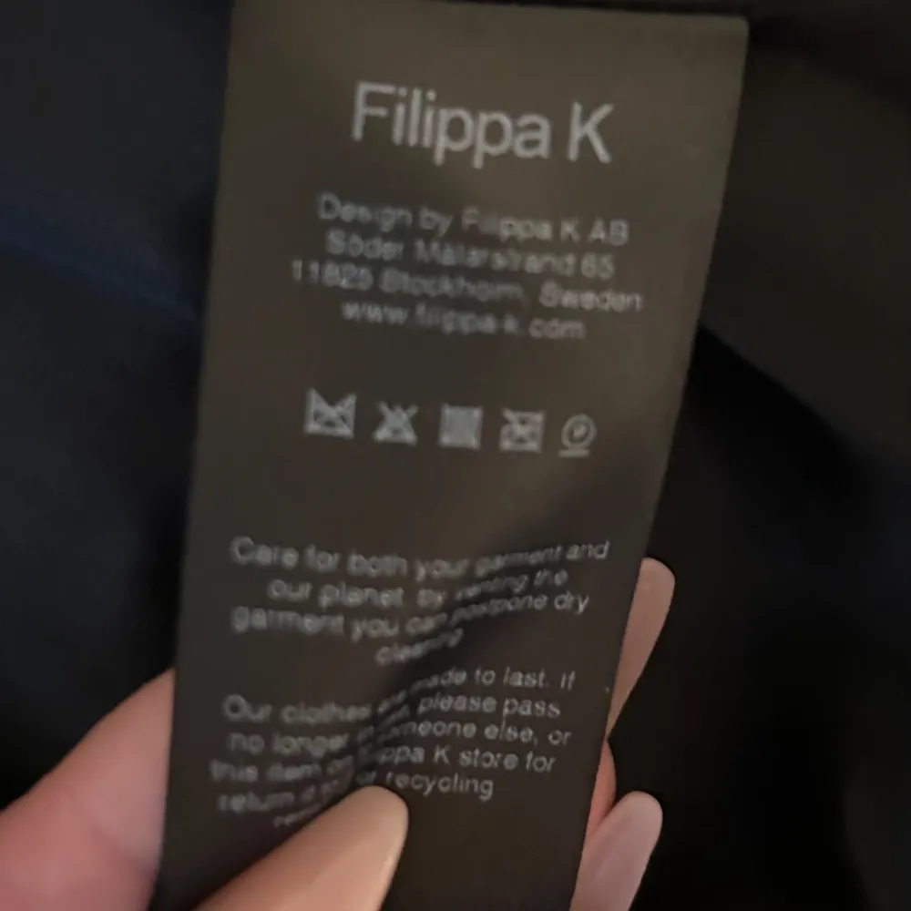 Säljer en supermjuk och stilren svart pälsjacka från Filippa K. Den är perfekt för kalla dagar och ger en lyxig känsla. Jackan har långa ärmar och en klassisk passform. Den är i mycket bra skick och redo för nya äventyr. Passar perfekt till både vardag och fest!. Takit.