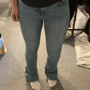 Blåa jeans med slits  - Blåa jeans från Hm i Strl 40. Använda men i fint skick. 