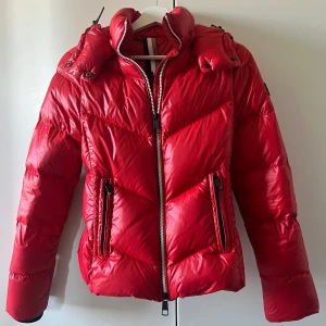 Boss jacka - Jättefin röd dunjacka från Boss som framhäver formen i storlek XS/32 men passar även S💞 Den är vattentät och vadderad som håller en varm vilket gör att den passar bra under vår, höst och även vintern, luvan är justerbar och avtagbar💖 för mer info PM!
