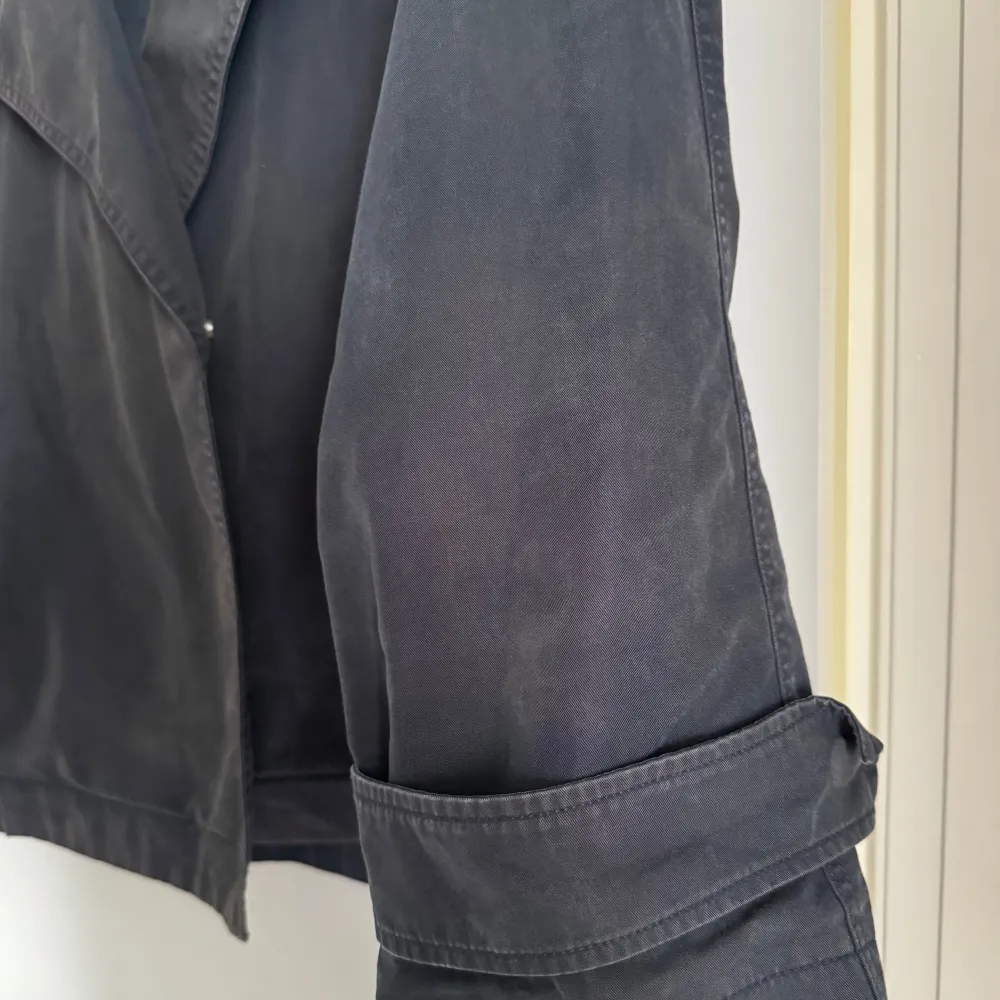 Säljer min mörkblåa Massimo Dutti trenchcoat då den inte kommer till användning längre. Den är i väldigt bra skick och inga märken någonstans. Original pris 1600 kr. Jackor.