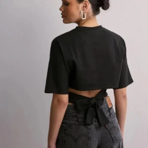 Tshirt - Tshirt med öppen rygg från Nelly. Helt ny, storlek xxs men passar även xs