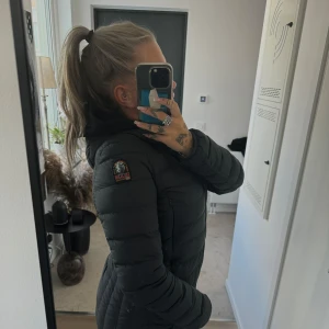 Parajumper irene dunjacka - Säljer min parajumper irene dunjacka i storlek XS.  Skulle säga att den även passar S, då den passar mig som har storlek S.  Den har lite defekter därav säljer jag den billigare⭐️
